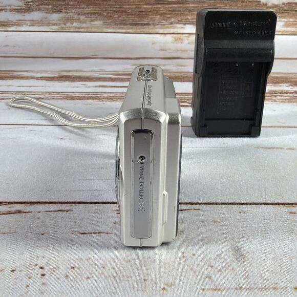 Sony Cyber-shot DSC-W80 7.2MP Digital Silver Display Issue Battery/Charger - Picture 2 of 5